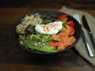 ბოულ სალათი ორაგულით / Bowl salad with salmon