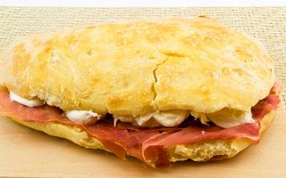 Panuozzo con prosciutto crudo e mozzarella di bufala