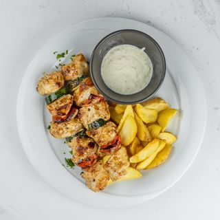 Pileći ražnjići s povrćem i pekarski krumpir