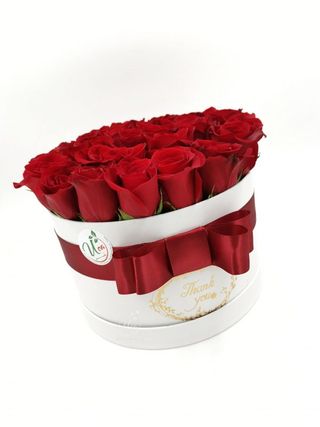 Cutie cu 30 trandafiri
