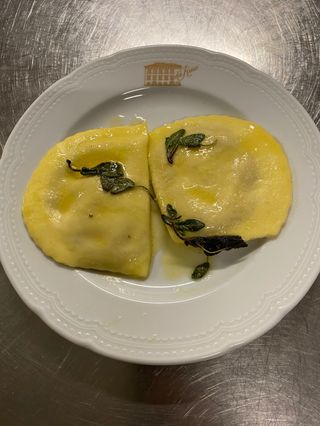 Ravioli ricotta e noci alla salvia