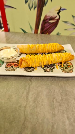 Flautas De Pollo Con Chipotle (2 Uds.)