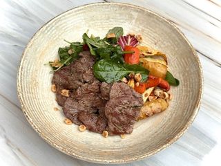 Теплий салат із ніжною телятиною, запеченими коренеплодами та міксом салатів (260g)