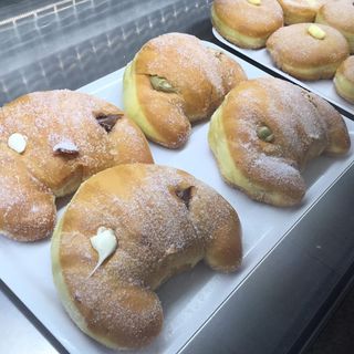 Cornetto bomba cioccolato alle nocciole e cioccolato bianco