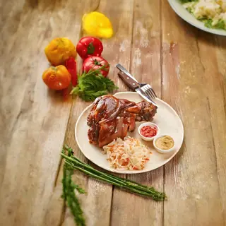 Рулька свиная тушеная в луковой шелухе и пиве (1250гр)