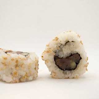 Uramaki 14 Atún Pipas Salsa sésamo y Sésamo
