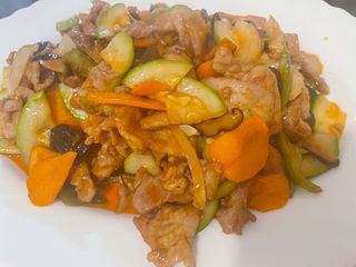 85.Свинско с ароматни китайски гъби и зеленчуци (800г)