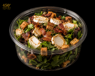 Ensalada 450° con Queso de Cabra y Guanciale Crujiente