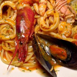 Menu (1)croquetas  (2) Espaguetis a la marinera 