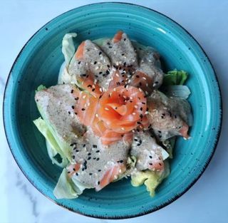 Insalata con avocado e salmone