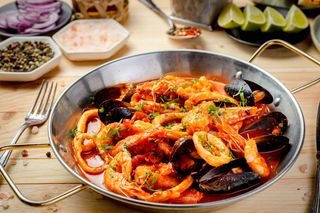 Tigaie picanta cu fructe de mare