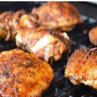 Pollo a la parrilla con salsa