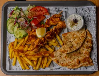 Zestaw souvlaki z kurczakiem