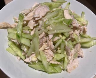 11. Салата пилешки специалитет (400г)