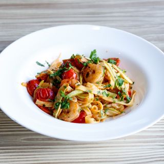 Tagliatelle cu creveți și legume