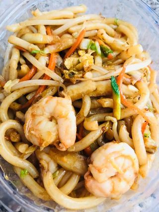 18.UDON CON GAMBERI, VERDURE E UOVO