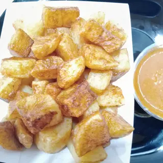 Papas bravas, estilo Valencia. Salsa picante