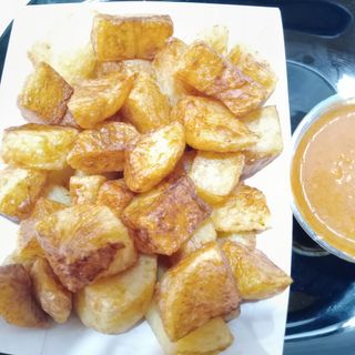 Papas bravas, estilo Valencia. Salsa picante (se sirve en tarrina separada)