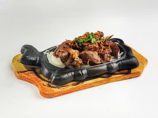 Баранина на жаровне с луком