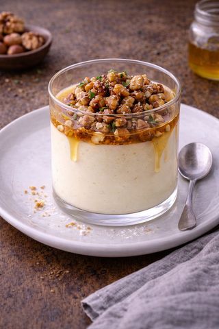 Waniliowy deser z miodem i prażonymi orzechami