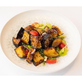 Салат с баклажанами в азиатском соусе с халуми