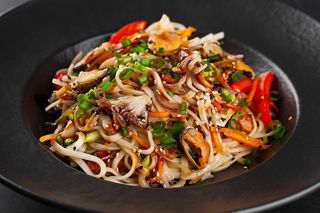 Удон с морепродуктами и овощами