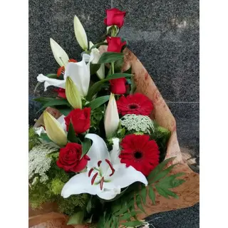 Ramo De Rosas Con Lilium, Hinojo Y Gerberas
