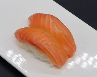 31. Nigiri salmone - 2 pezzi