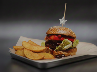 Żurawinowy Wół w zestawie z frytkami