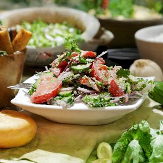 კიტრი პომიდვრის სალათი ნიგვზით