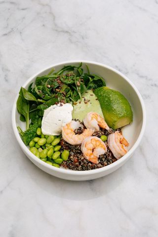 Zielony bowl z krewetkami i serem