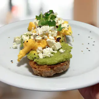 Tostada De Aguacate Con Huevos Revueltos