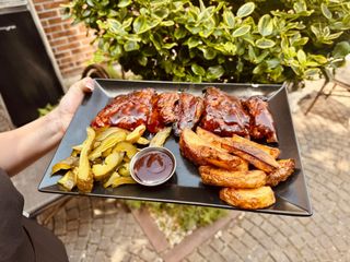 COASTĂ DE PORC CU SOS BARBEQUE