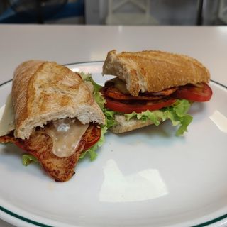 Bocadillo de lomo con ensalada 