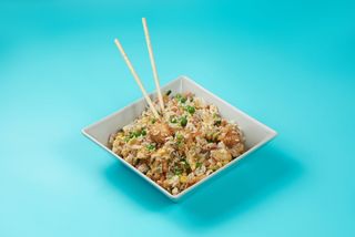 Fit pirinač sa hrskavim račićima, graškom, kukuruzom i šunkom