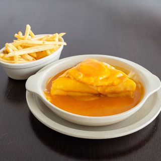 Meia Francesinha Especial com Batatas Fritas