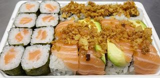 A19 - Rolo de Salmao, California de Gambas Panadas com Queijo Creme, California com Salmao e Cebola Frita, California de Salmao com Abacate e Cebola Frita（20 un.)