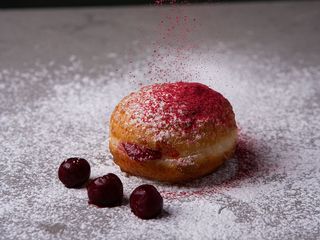 Пончик з вишнею (110g)