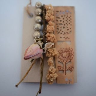 კრემისფერი ბარათი