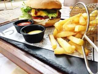 Порк чийз бургер с картофки и Кока-кола кен