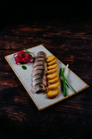 Оселедець з картоплею та маринованою цибулею (230г)