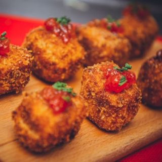 Croqueta De Queso Azul y mermelada de tomate 