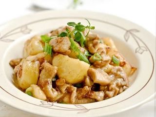 74. Пилешко с картофи (800г)