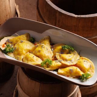 Вареники з картоплею та моцарелою на сирному соусі з волошкою (180/40 г)