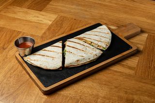 Кесадилья з куркою та овочами 