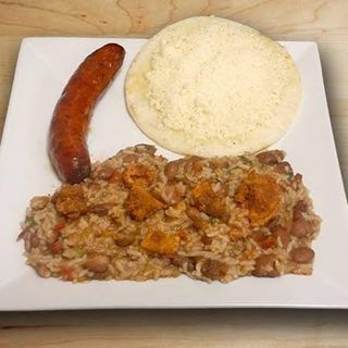 Calentado Con Chorizo Y Arepa