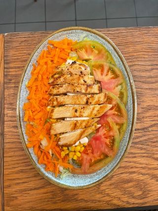 Salada de frango grelhado