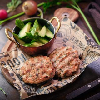 Мляно пилешко месо с мерудии и гарнитура по избор