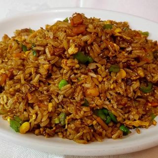 Arroz frito especial en cazuela