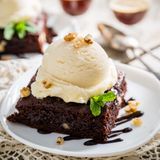 brownie con nueces y helado 